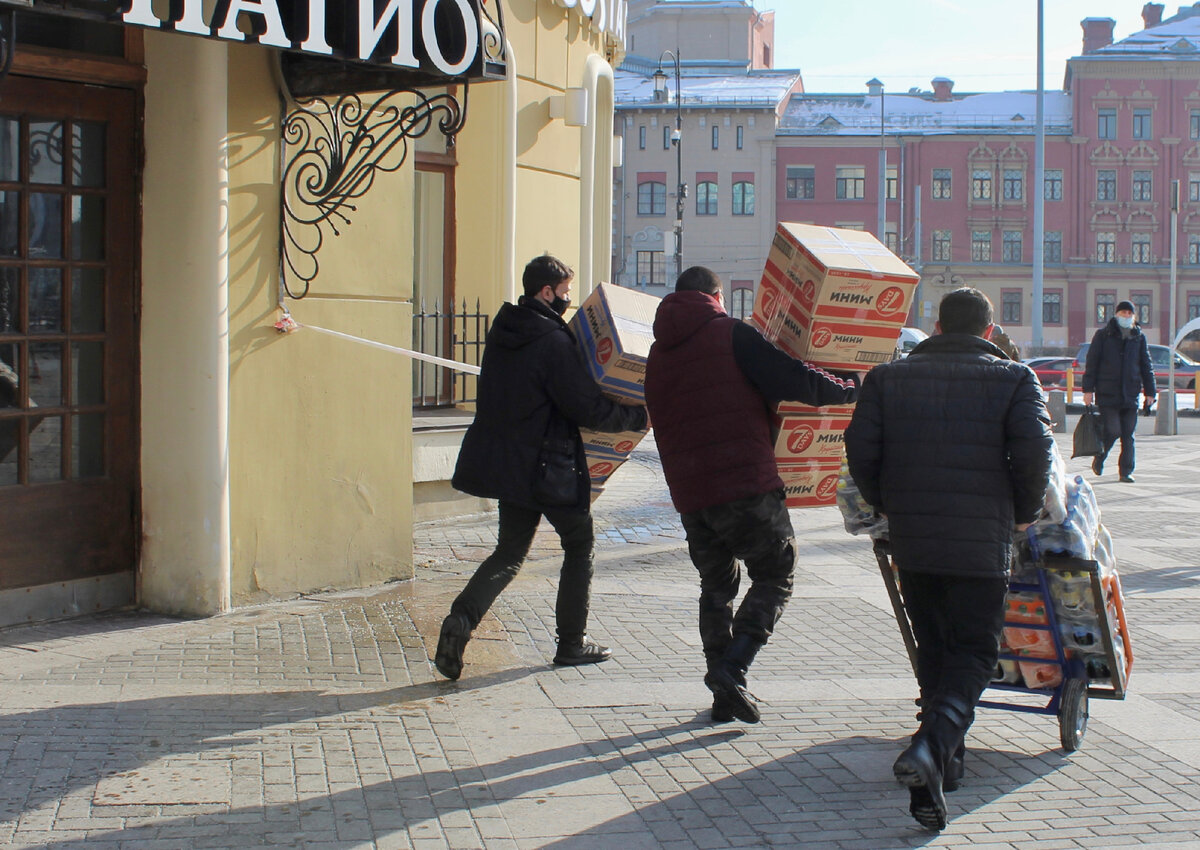 менты фото в центре в москве. ленинградский вокзал 1977. провожала в москве. фото недели тасс. время в москве.