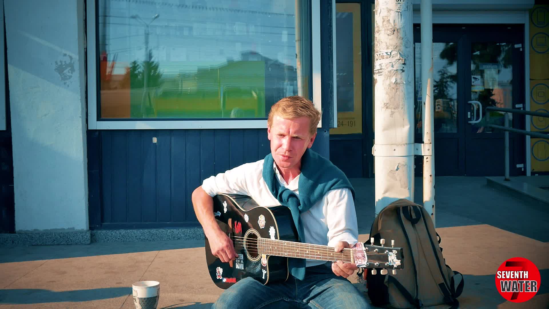 Я СТОЯЛ И СЛУШАЛ... ОН ПОДОШЕЛ, ... ПОПРОСИЛ ГИТАРУ И СПЕЛ...