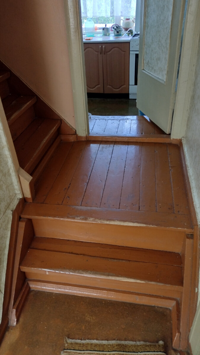 Проход через лестницу в кухню