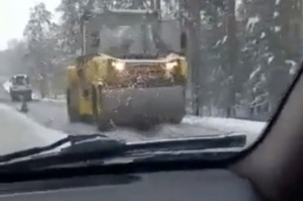    Южноуральцы сняли на видео процесс укладки асфальта 4 декабря