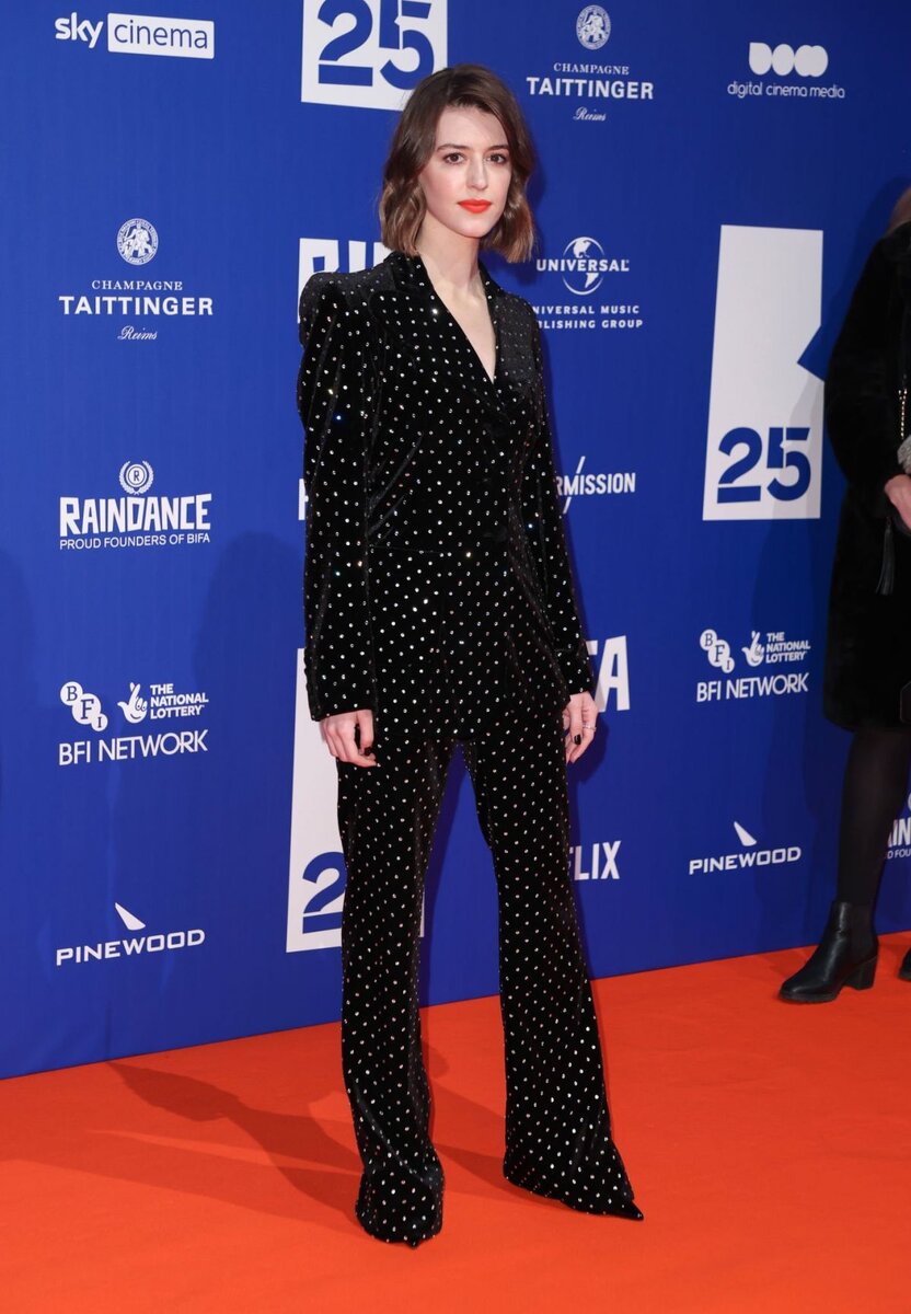 Образ дня: Приянка Чопра в красном брючном костюме