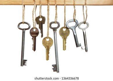 Ключи на привязках, что вы так смотрите? (https://image.shutterstock.com/image-photo/keys-hanging-on-clothesline-white-260nw-1364336678.jpg)