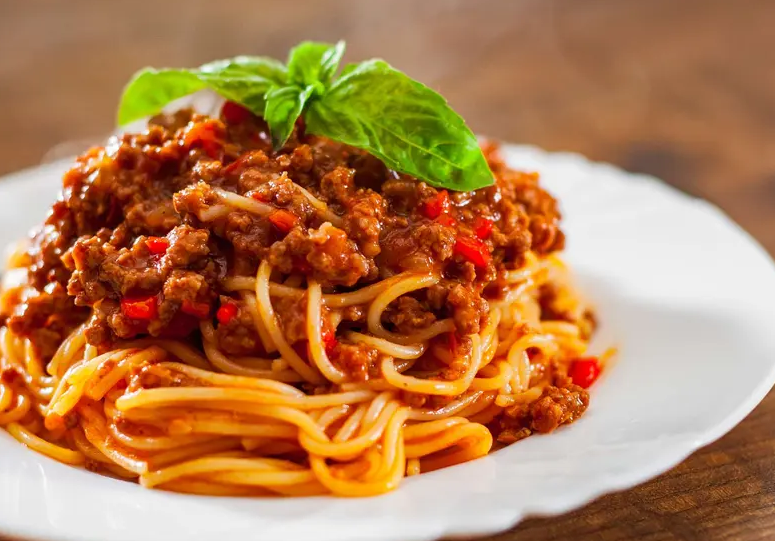 Лучший рецепт оригинальной традиционной итальянской пасты с соусом болоньезе. Идеальные спагетти болоньезе для семейного ужина. Вкусно и питательно.