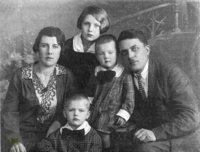 Семья Петкевич. Источник: Яндекс картинки. 