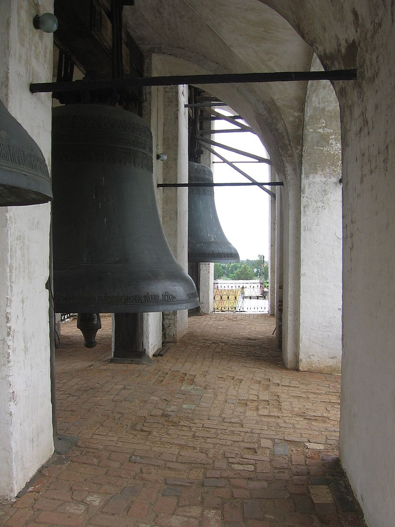 Большие колокола ростовской звонницы: в центре «Полиелейный» и в дальнем пролёте — «Сысой». 