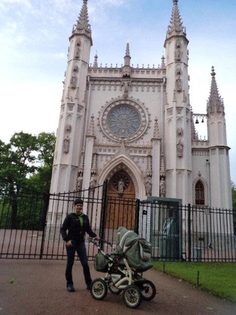 Я прогуливаюсь с сыном (тогда ещё младенцем) у моей любимой Готической Капеллы. Фото автора.