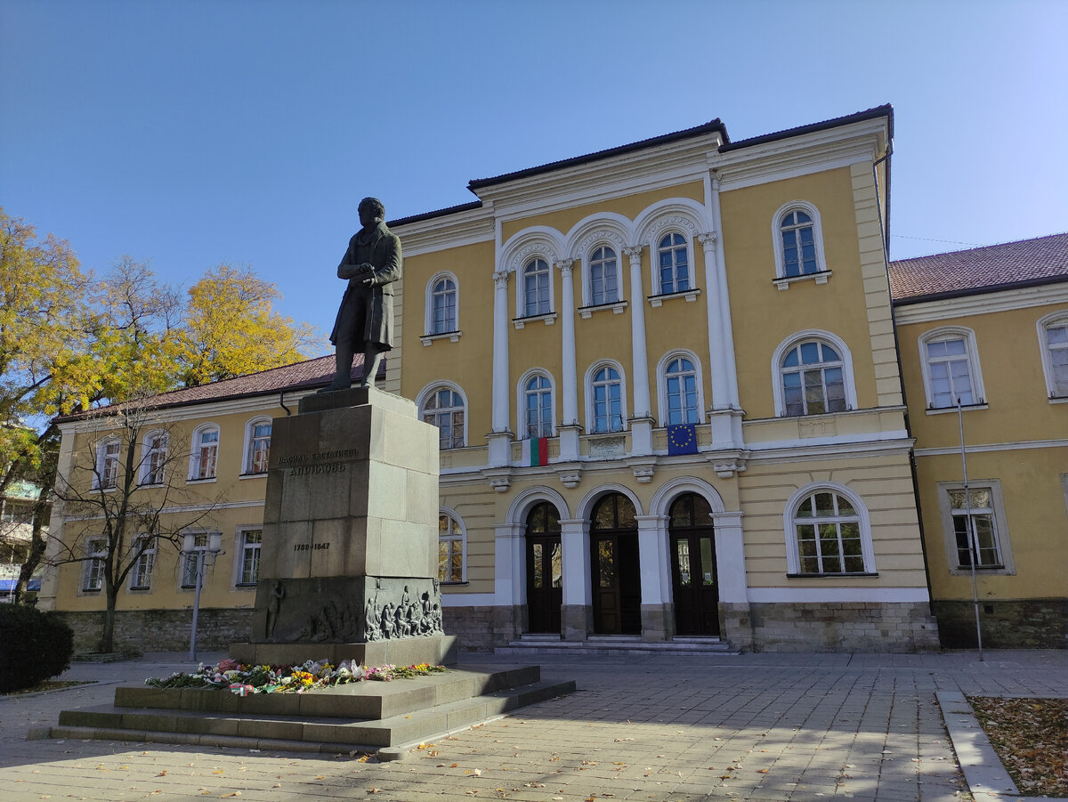 Памятник Априлову и гимназия