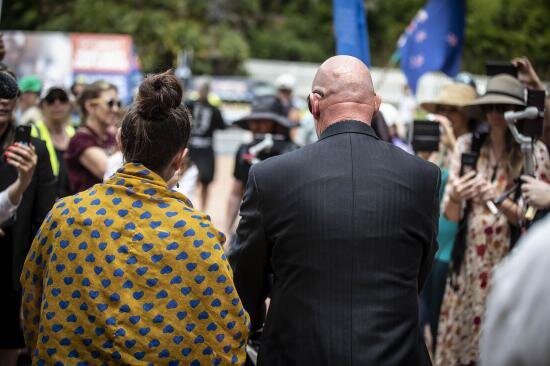 На фото мать и отец четырехмесячного ребенка, которому срочно требуется операция на сердце, покидают Высокий суд в Окленде, Новая Зеландия, во вторник, 6 декабря 2022 года.