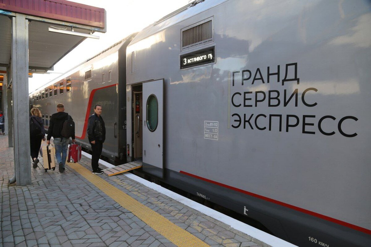 Билеты на поезд в крым таврия. Гранд сервис экспресс поезд Таврия. Гранд эксперт поезд. Поезд в Крым. Первый поезд.