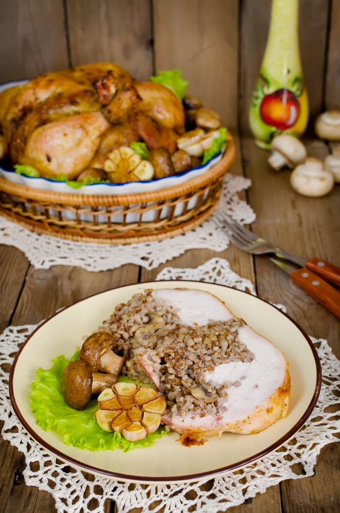 Домашняя курица, запеченная с гречкой в духовке – рецепт приготовления с фото от эталон62.рф