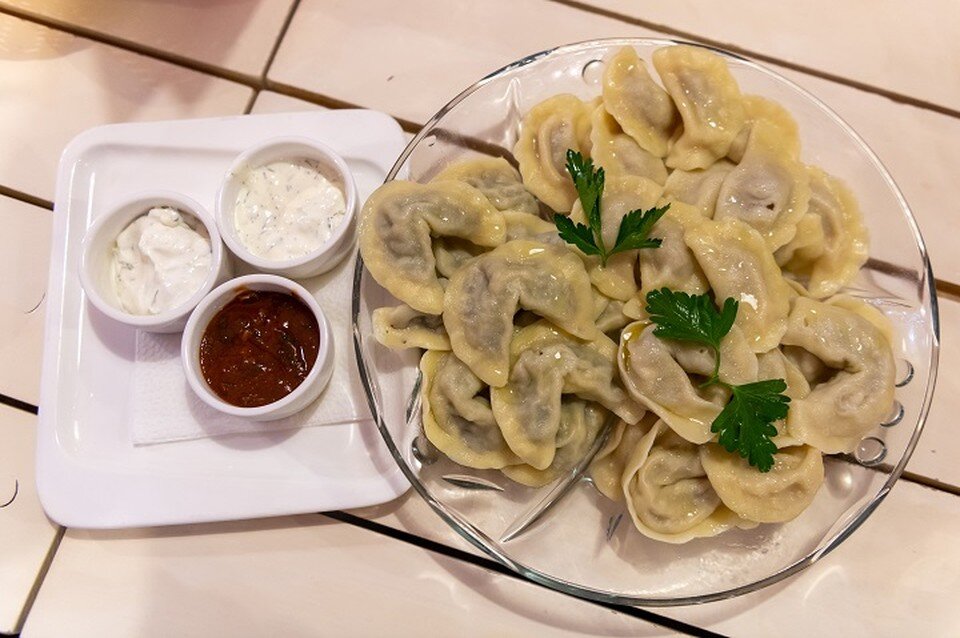     Еще одни вариантов необычной начинки станут мясо с кинзой, зеленым луком и специями Михаил ФРОЛОВ