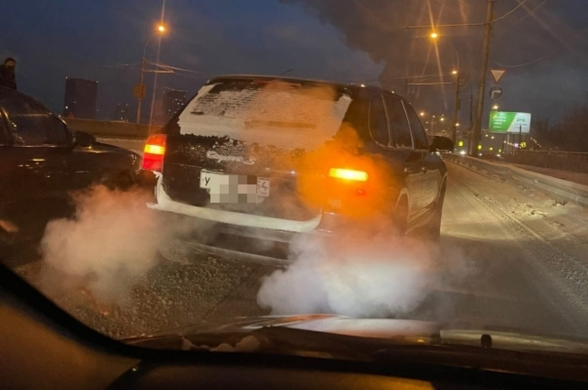    В Новосибирске женщина за рулем Porsche Cayenne устроила драку на дороге