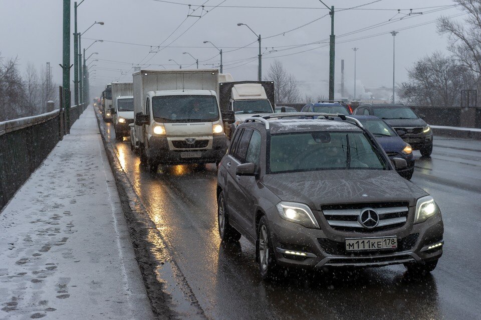     Пробки подскочили до 7 баллов в Петербурге вечером 13 декабря Олег ЗОЛОТО