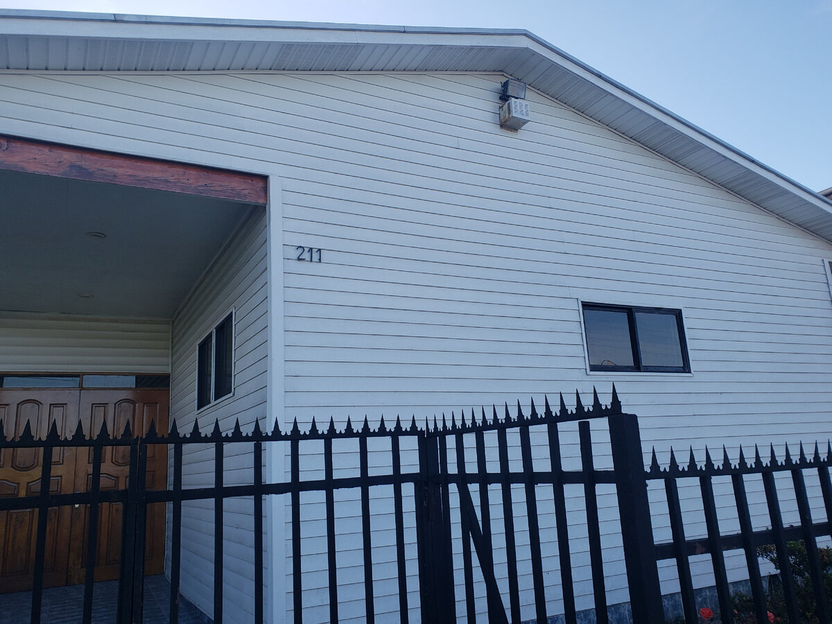 Окна церкви одной из религий в Кальбуко