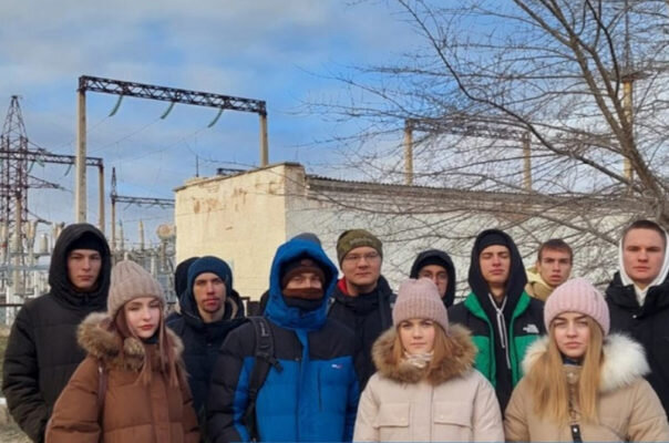    Студенты Камышинского филиала ВолгГТУ на подстанции «Микрорайон» (фото: «Россети-Юг»)