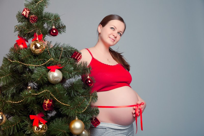 Лучший подарок для женщины новая беременность. Фотосессия беременных. Новогодняя фотосессия для беременных. Новогодняя фотосессия беременности. Новогодняя фотосессия беременной.