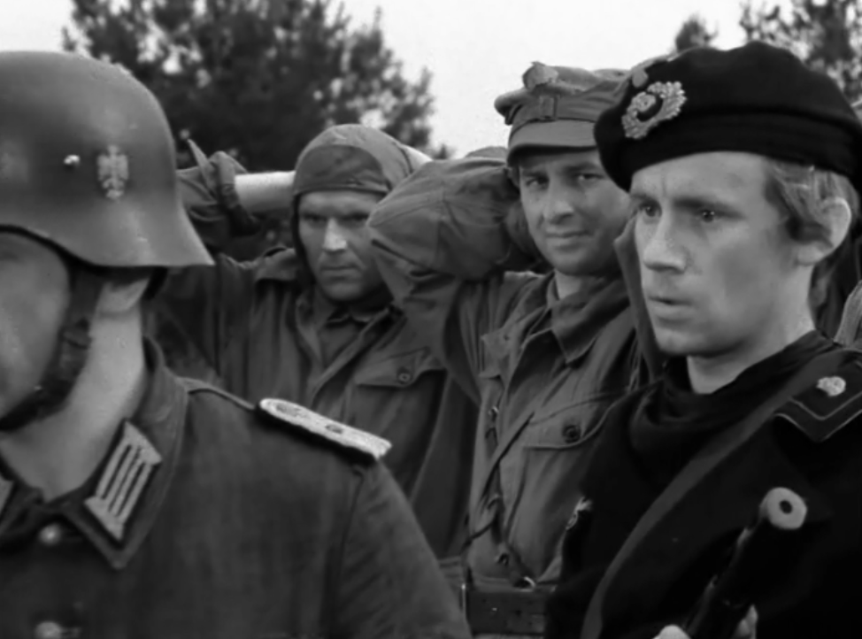 Немецкий танкист (на самом деле, переодетый поляк) в черном берете в 1945 г. Кадр из сериала