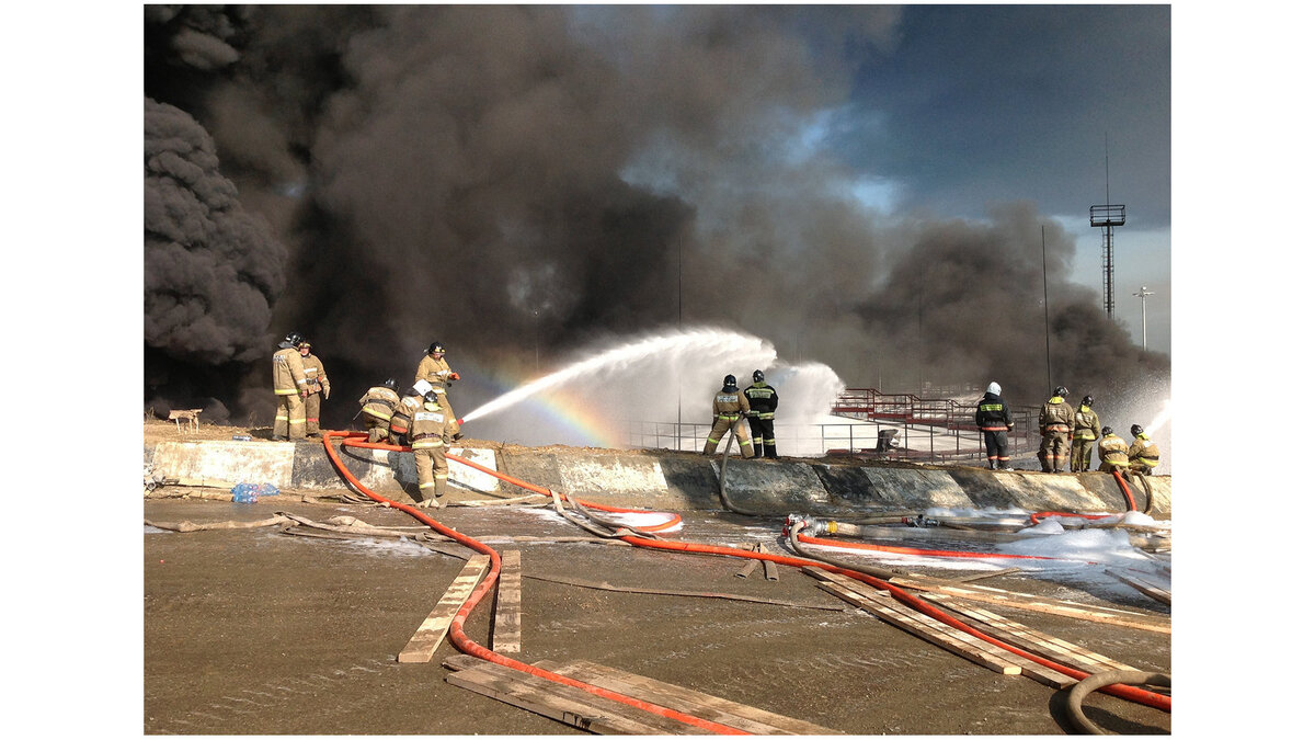    Пожар в нефтяном резервуаре в Иркутской области© Пресс-служба МЧС России