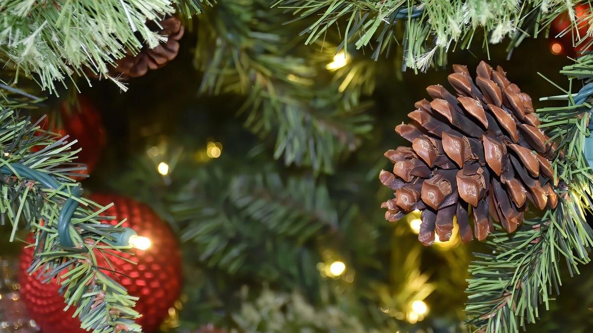    Новогодняя елка с шишкой и игрушкой:pixabay.com