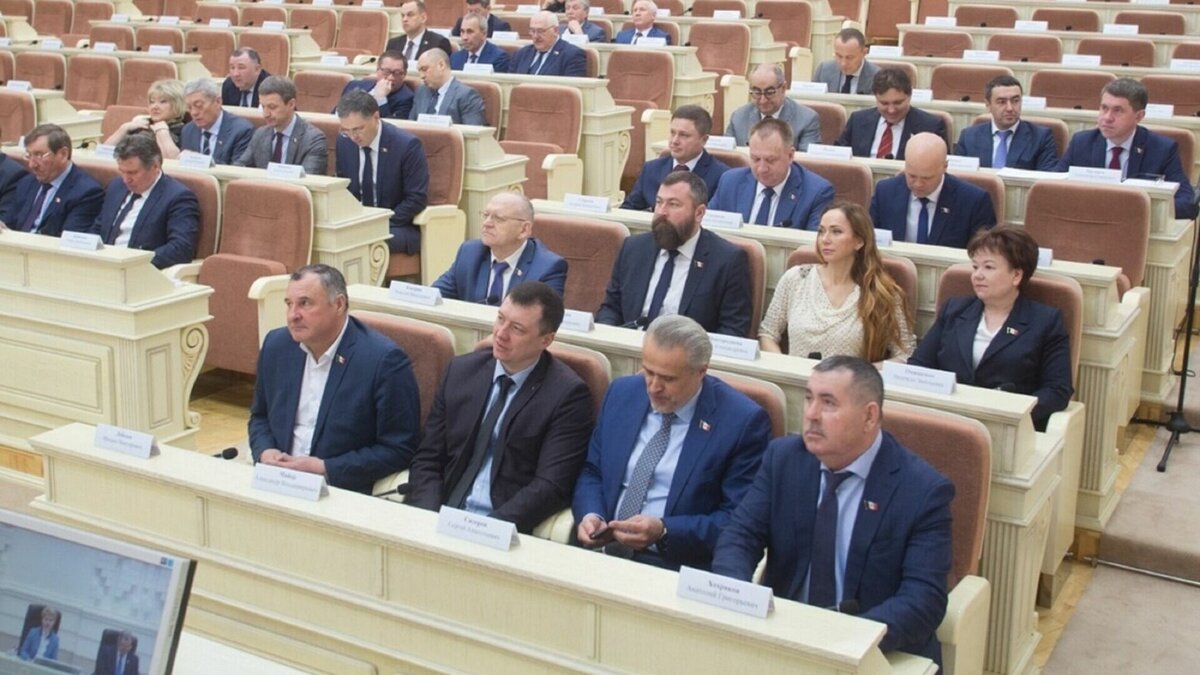     Глава Удмуртии теперь сможет оставаться в должности неограниченное время. Депутаты Госсовета республики на очередной сессии 15 декабря внесли соответствующие изменения в региональное законодательство. Лимит в два срока отныне упразднен.