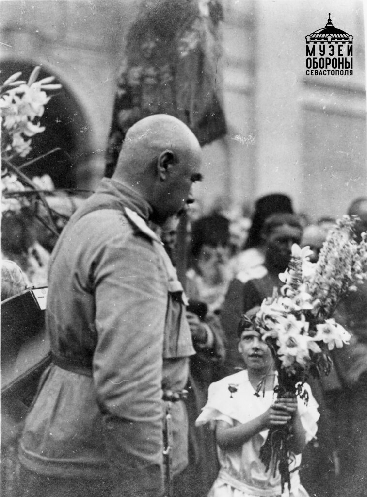 Вручение А.И. Деникину цветов от жителей Харькова 5 июля 1919 г. Фото
