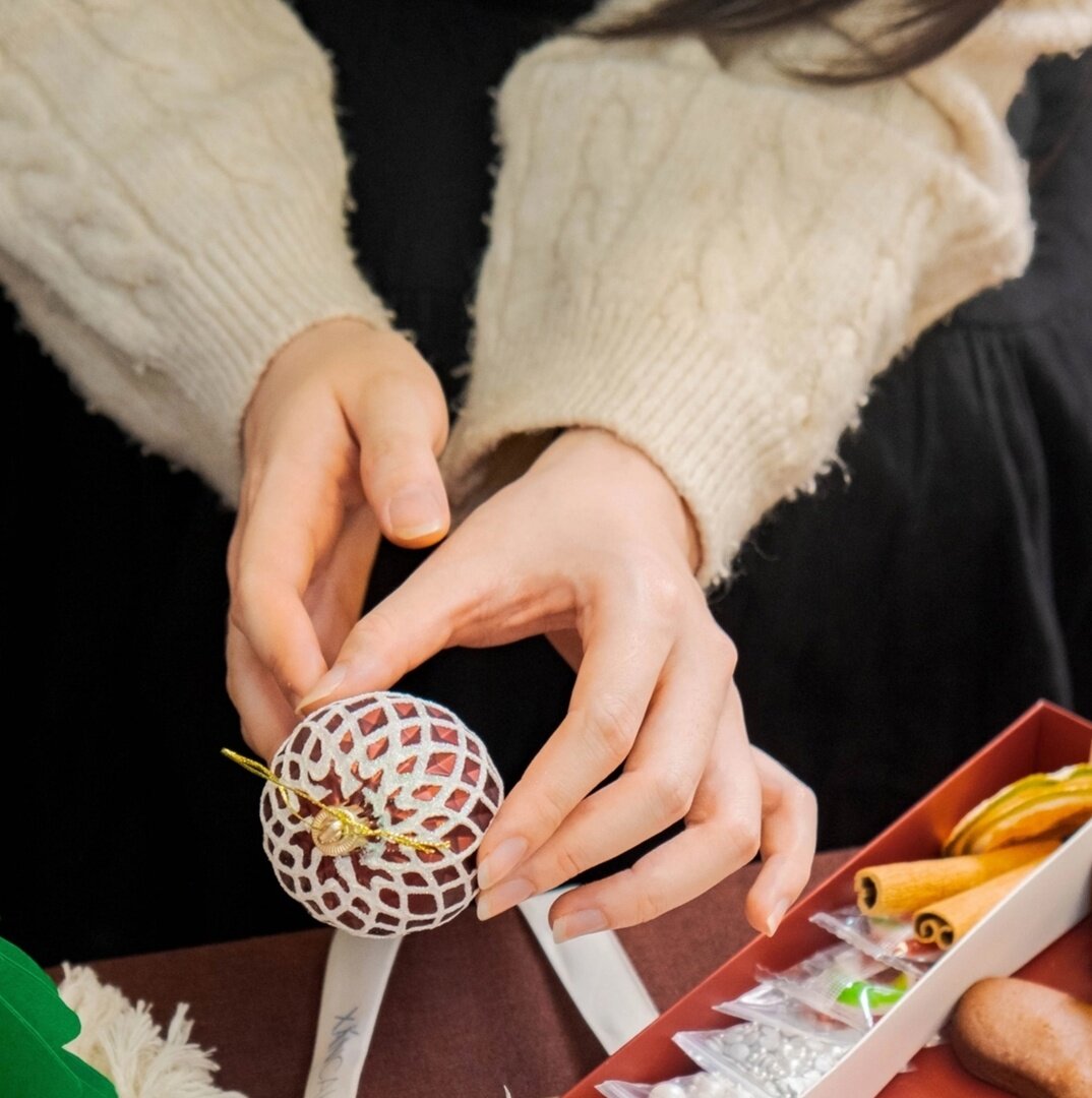 Ксении казалось, что в эти дни она будто хрупкую ёлочную игрушку вертит в руках: одно неверное движение - и все рухнет, разобьётся! Фото из открытого источника.