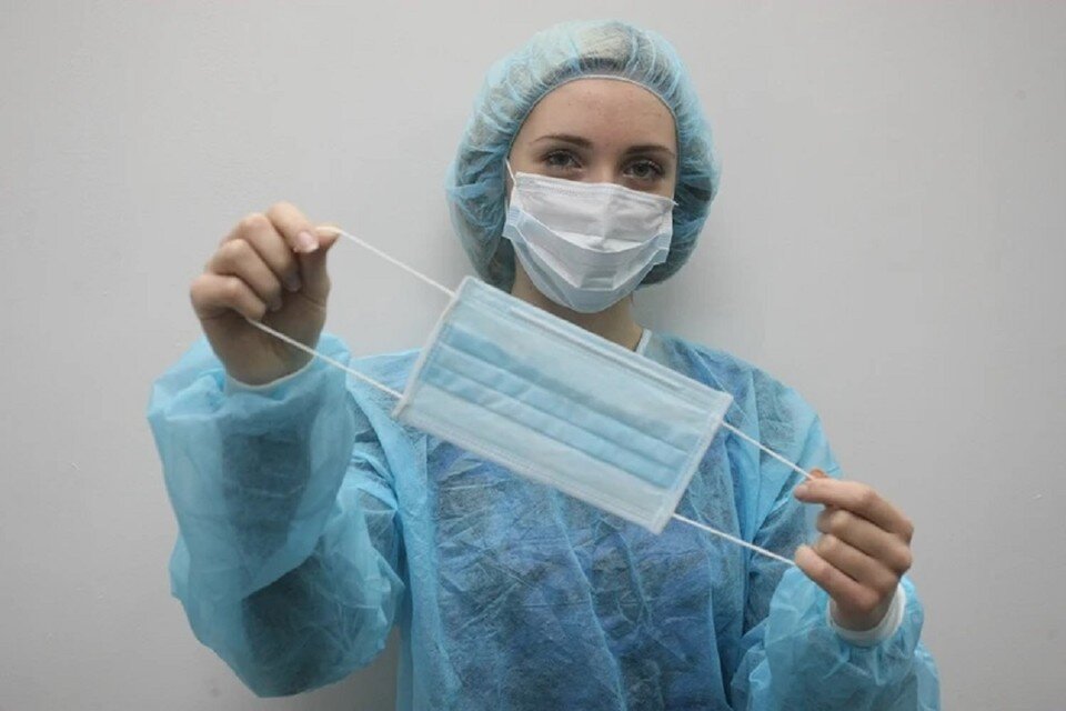     Специалисты Роспотребнадзора советуют в общественных местах носить лицевые маски. Владимир ВЕЛЕНГУРИН