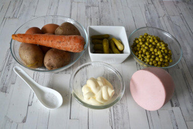 Салат с колбасой, помидором и зеленым горошком - рецепт с фотографиями - Patee. Рецепты