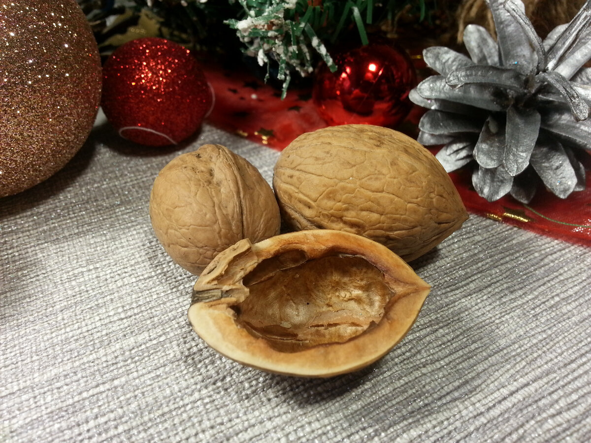 Скорлупа от грецких орехов – идеальная заготовка для новогоднего декора