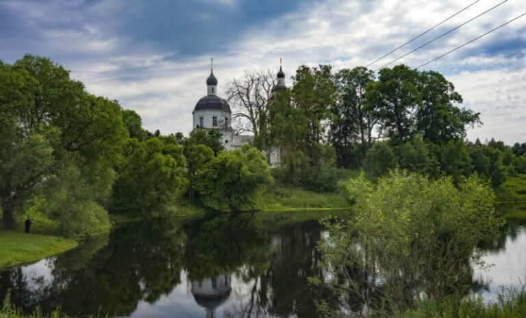 "храм на озере", фото из открытых источников 