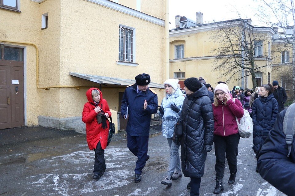     Новый глава городского управления СК встретился с противниками реновации в Нарвской заставе. Фото: ГСУ СК по СПб