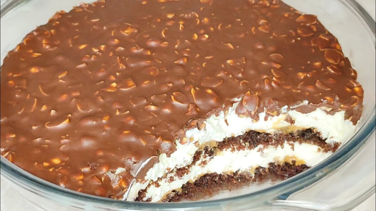 Рецепт Яйца 2 шт, Соль Щепотка, Сахар 40 гр, Сливочное масло 15 гр или раст.масло, Мука 35 гр,  Какао 10 гр,  Разрыхлитель,  Для крема,  Творожный сыр 200 гр,  Сливки 33%  250 мл  Сгущенка по вкусу,  Сгущенка варёная,   Шоколад 100 гр,   Растительного масла 40 мл,   Арахис 100 гр,   Ставим в холодильник на 2 часа