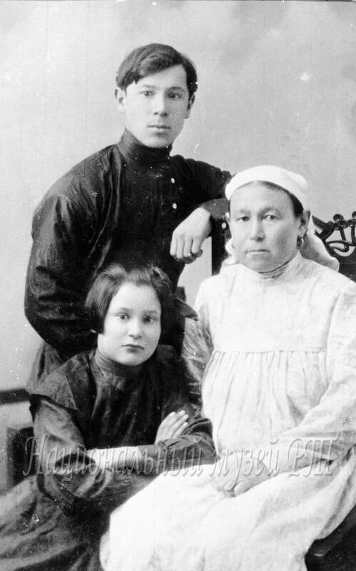 М.М. Залилов (Джалиль) со своей матерью и сестрой. Снимок 1926 г. Источник: ГОСКАТАЛОГ.РФ