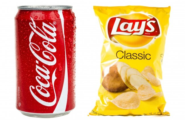 лейс и кола. много чипсов. чипсы и газировка. чипсы сухарики кола. лейс принглс паприка.