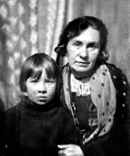 Кира в детстве с мамой