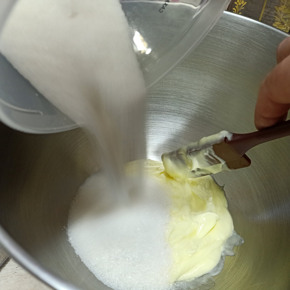 в масло добавляем сахар