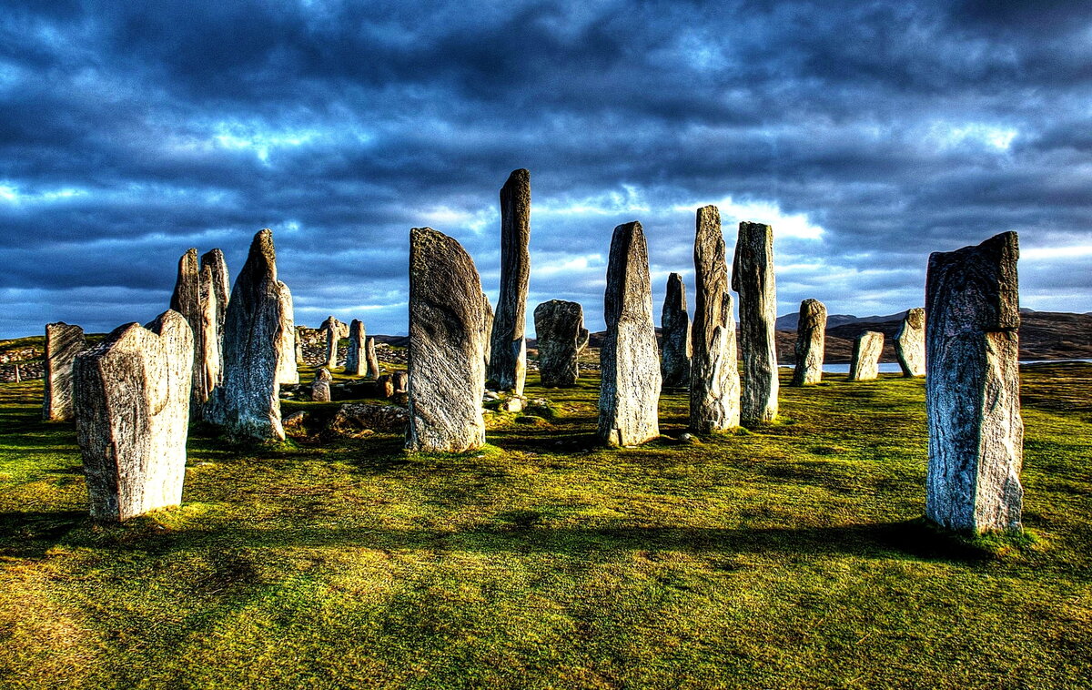 Древняя Шотландия скрывает много загадок истории. (Фото: tourpedia.ru).