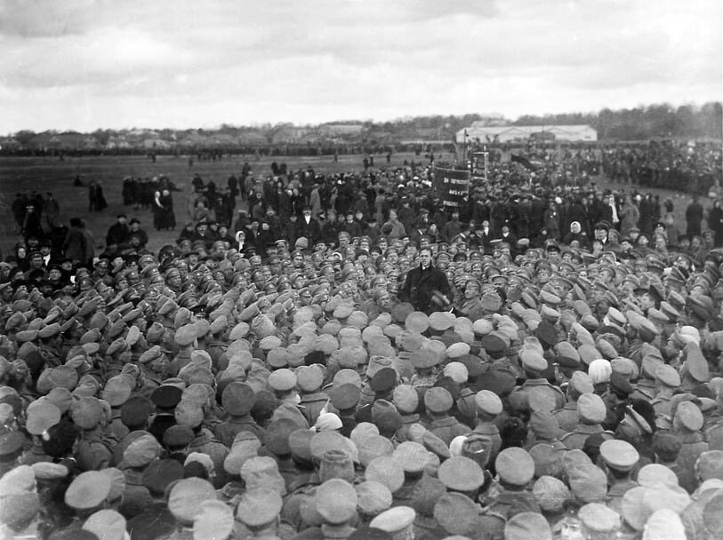 «На прошлой неделе,— писал генерал-лейтенант А. И. Деникин о лете 1917 года,— был бурный митинг, едва не окончившийся большими беспорядками, по поводу заявления одной из рот, что солдаты едят ненавистную чечевицу и постные щи потому, что вся крупа и масло поступают в офицерское собрание. Это был явный вздор» 
Фото: Фотоархив журнала «Огонёк» / Коммерсантъ