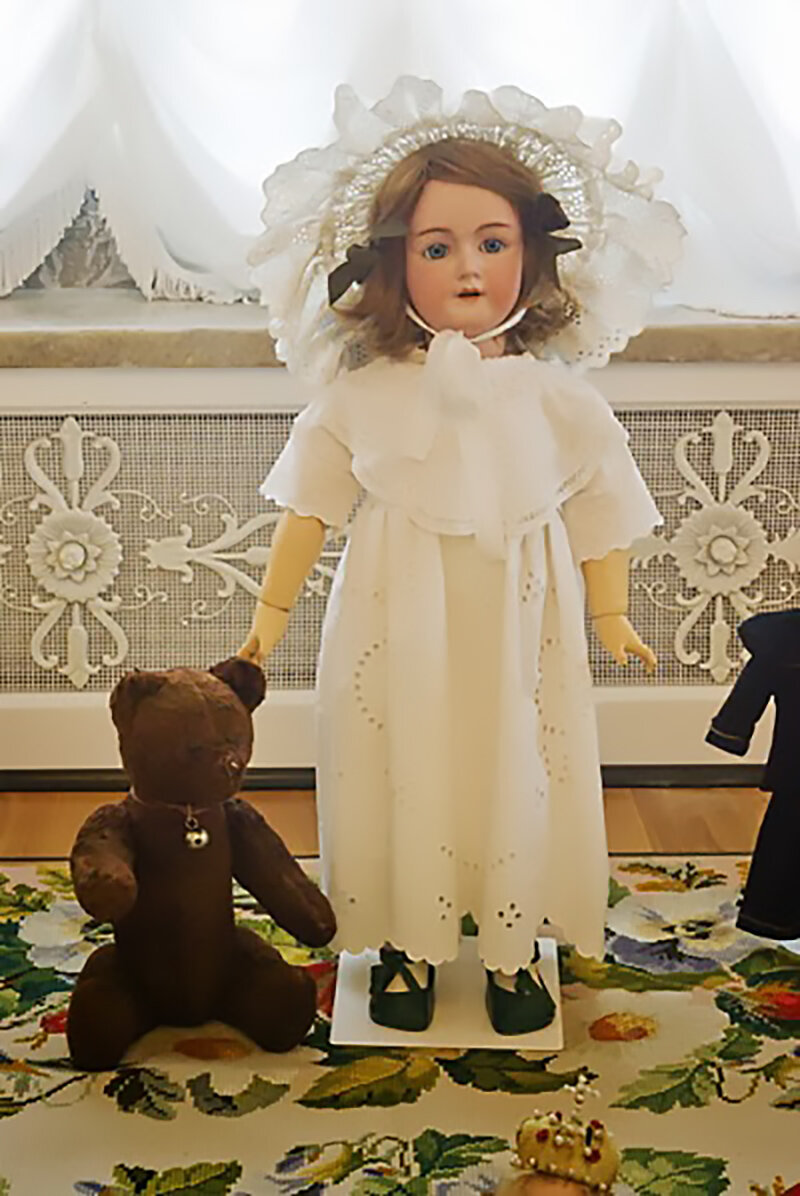 Яндекс.Картинки. Немецкая фарфоровая кукла из царской семьи, начало 20 века.