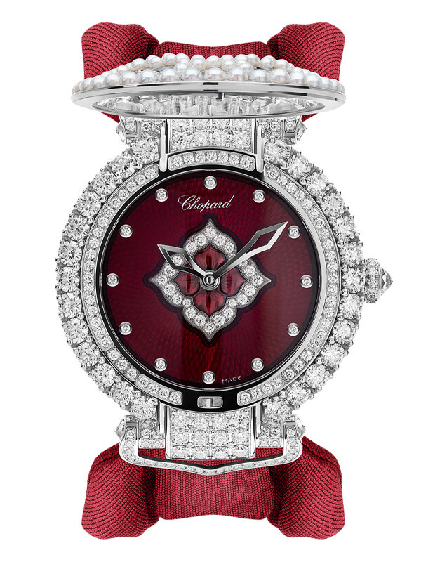 Часы Chopard Imperiale Empress с крышкой в 38 мм корпусе из белого золота. Украшены бриллиантами, жемчугом и рубинами. Бриллиантовые указатели часа