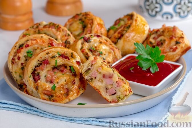 тесто слоеное, ветчина, сыр твёрдый, зелень петрушки, масло сливочное, чеснок, соль, желток