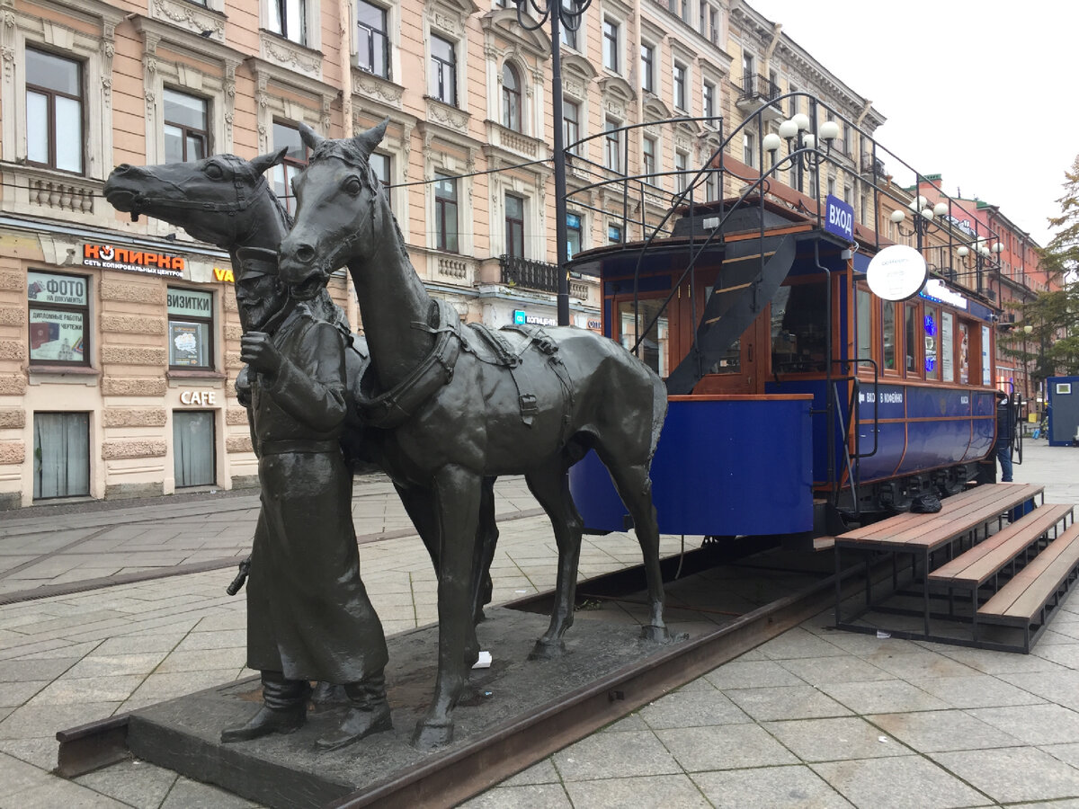 Памятник конке и специально построенный вагончик. Фото автора 