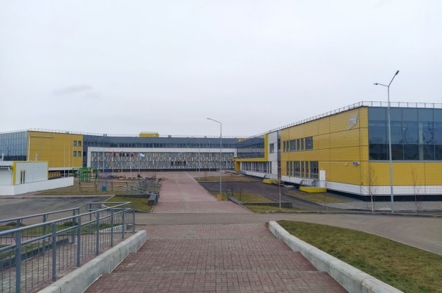    Что за самую большую за Уралом школу открыли в Красноярске?