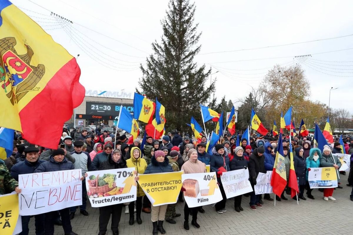 Пока ЕС расширяет антироссийские санкции, вводит «потолок цен» на нефть из России и поставляет оружие Киеву, рядовые европейцы устраивают массовые протесты против политики своих правительств.-19