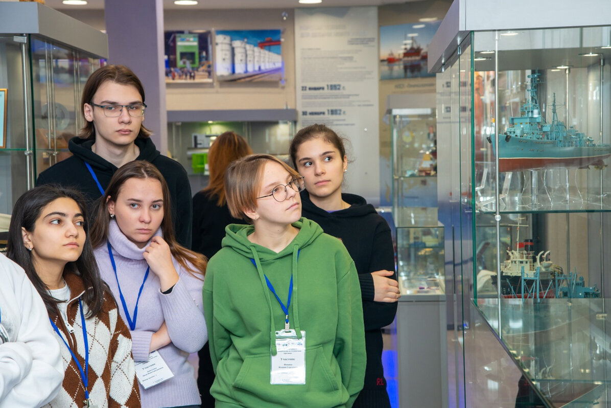 Студенты десяти вузов России побывали на Севмаше (входит в ОСК)