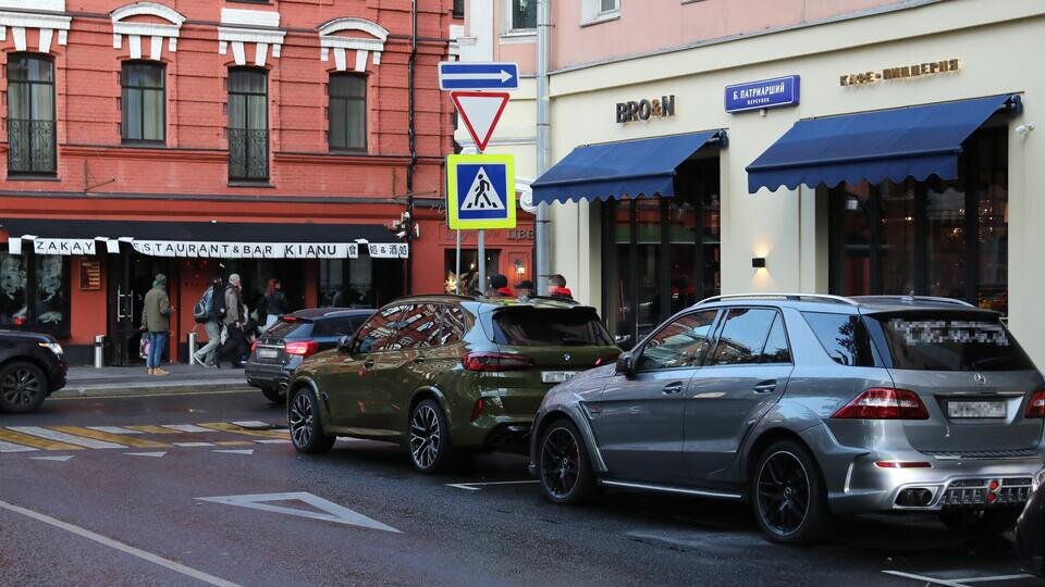 Фото: © Бар "Киану" на Малой Бронной улице (слева), архивное фото. Александр Рюмин/ТАСС