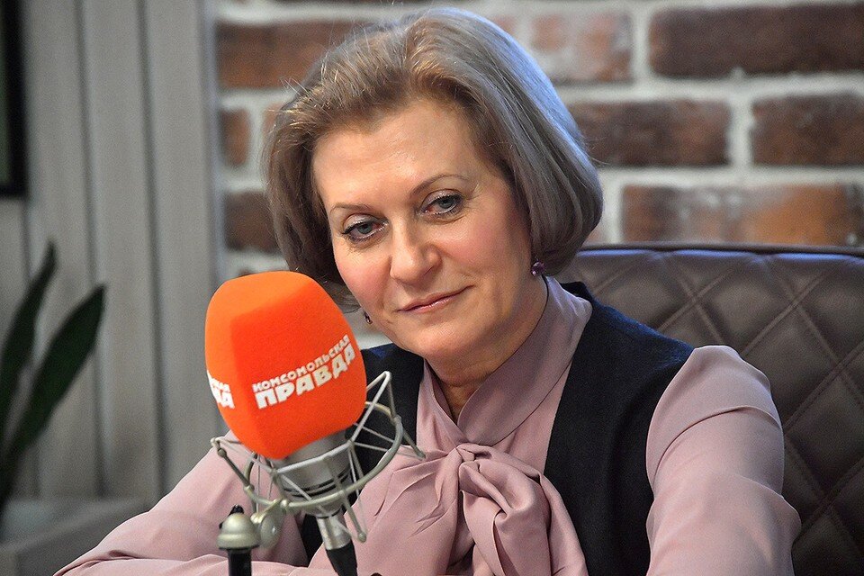     Руководитель Федеральной службы по надзору в сфере защиты прав потребителей и благополучия человека, главный государственный санитарный врач РФ Анна Попова на радиостанции "Комсомольская правда"`. Владимир ВЕЛЕНГУРИН