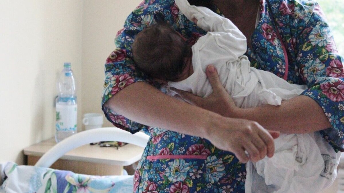     В Казани 23-летняя местная жительница продала своего новорожденного сына. Это случилось из-за тяжелого материального положения женщины. Об этом сообщила пресс-служба прокуратуры Татарстана.