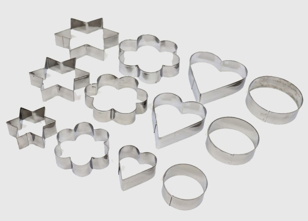 Обязательно привлекайте детей к процессу приготовления еды, во-первых они это очень любят,а во-вторых с удовольствием съедят то что сами помогали готовить 