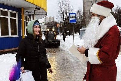    Дед Мороз поздравляет пассажиров «Мострансавто» © Telegram-канал «Дороги и транспорт МО»